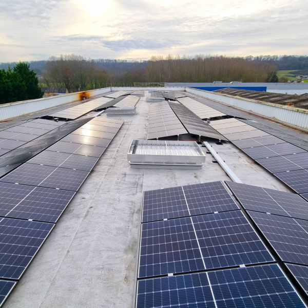 Installation de panneaux photovoltaïques chez Uxello Fabrication