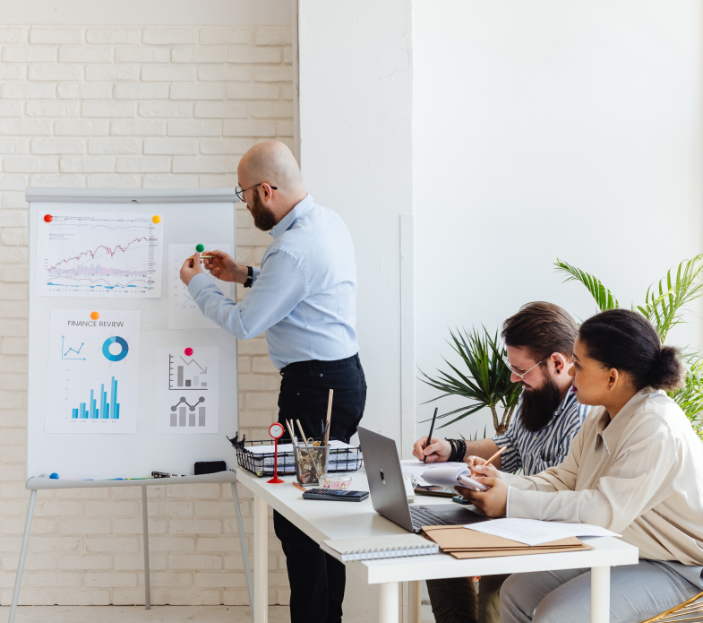 Photo d'une équipe en réunion.