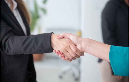 Photo d'une poignée de mains entre deux personnes.